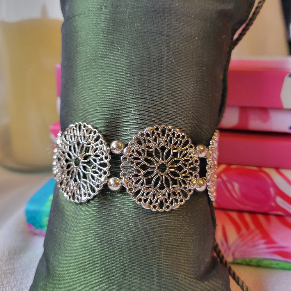 5/$25💎 Silver Filigree Medallion Stretch Bracelet